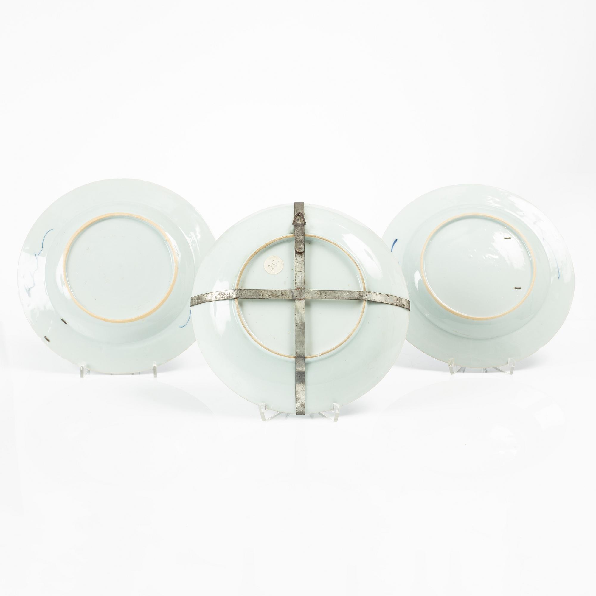 Skålfat samt ett par tallrikar, porslin, Kina, Qingdynastin, Yongzheng (1723-35).