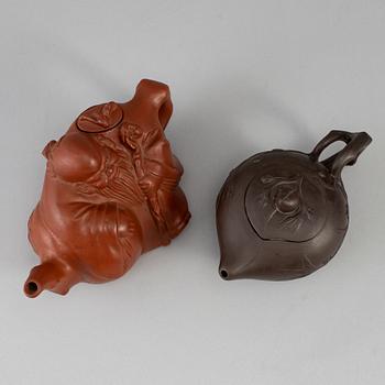 Two Yixing tea pots with cover, China, 20th Century.