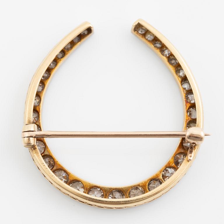 Brosch i form av hästsko, 14K och platina med gammalslipade diamanter totalt ca 1.80 ct, omkring sekelskiftet 1900.