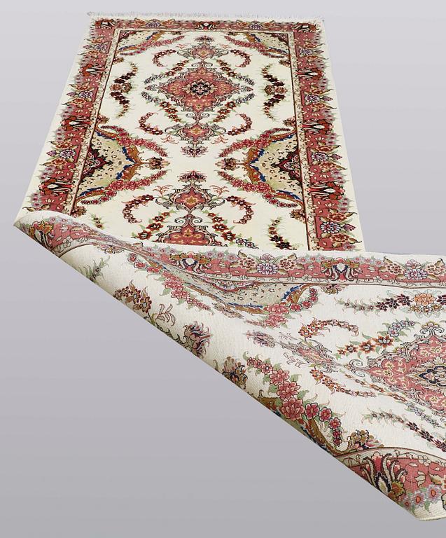 A runner carpet, Tabriz, part silk approx 50 radj, 307 x 85 cm.
