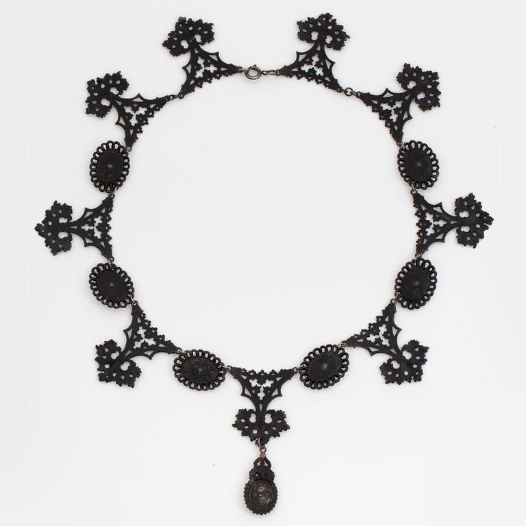 Collier svärtat gjutjärn och stål, nygotik. Berlin 1810-30.