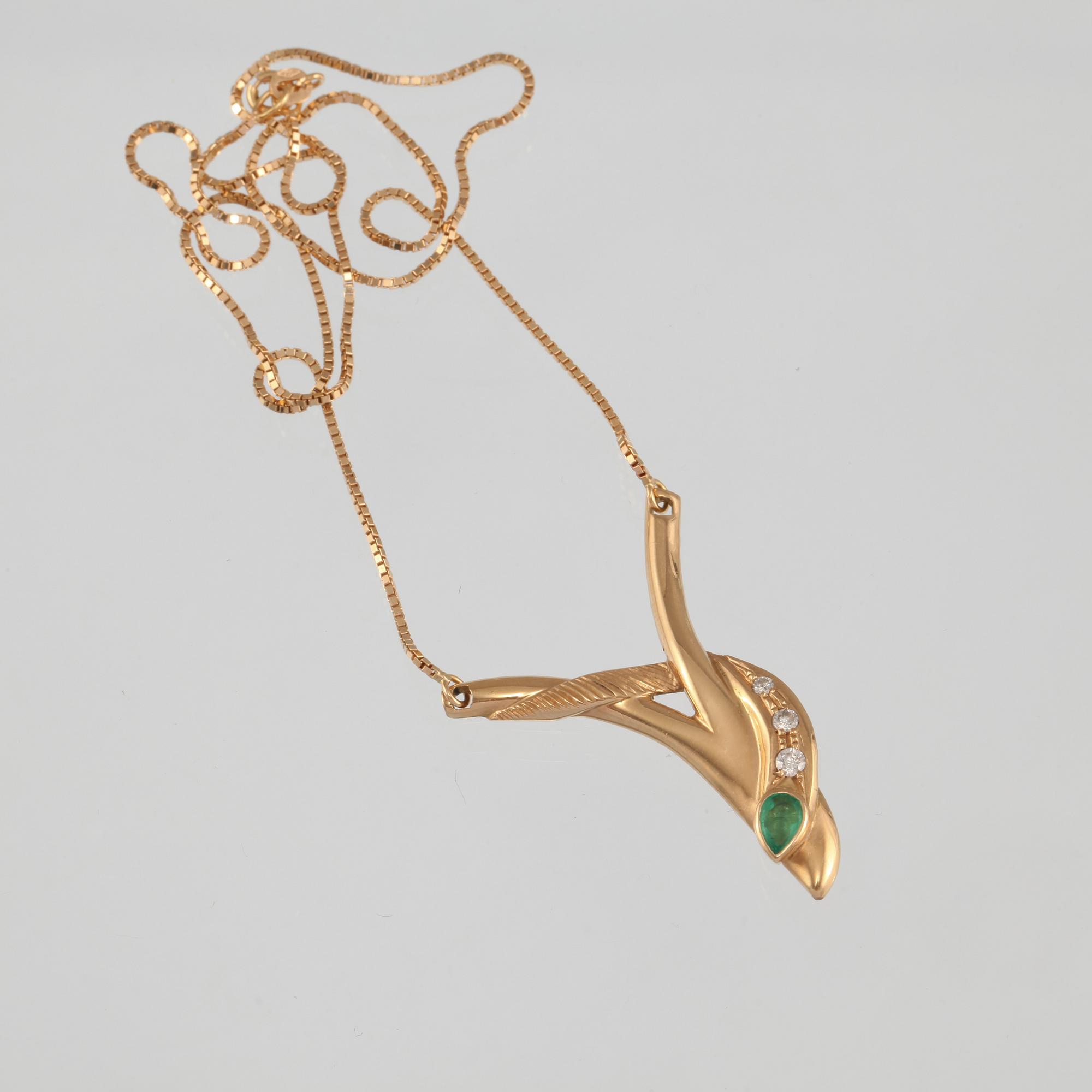 COLLIER, 18K guld med 3 briljantslipade diamanter samt troligtvis med droppslipad smaragd. Vikt 14,5 gram.