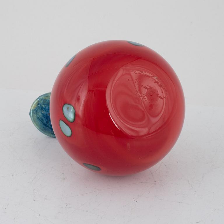 An Oiva Toikka sculpture in glass. Signed  Oiva Toikka Nuutajärvi Notsjö.