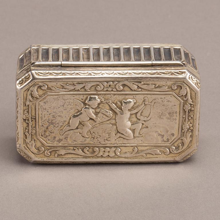 JOHAN GUSTAV HENTZELL dosa silver delvis förgylld, Kalmar 1903 medföljer två engelska dosor.