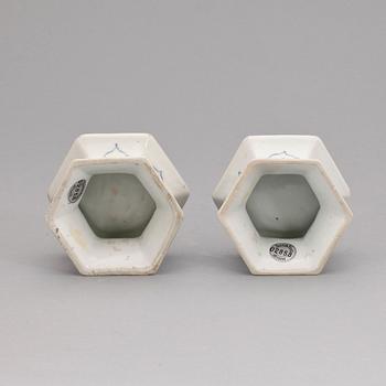 SALTKAR, ett par, porslin. Qing dynastin, Kangxi (1662-1722).