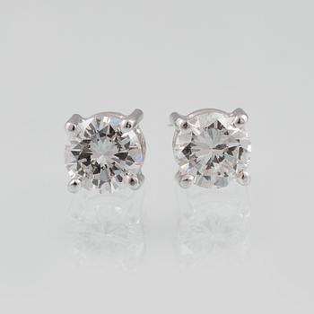 ÖRHÄNGEN, 18K vitguld med briljantslipade diamanter ca 0.62 ct. Vikt 1,6 gram.