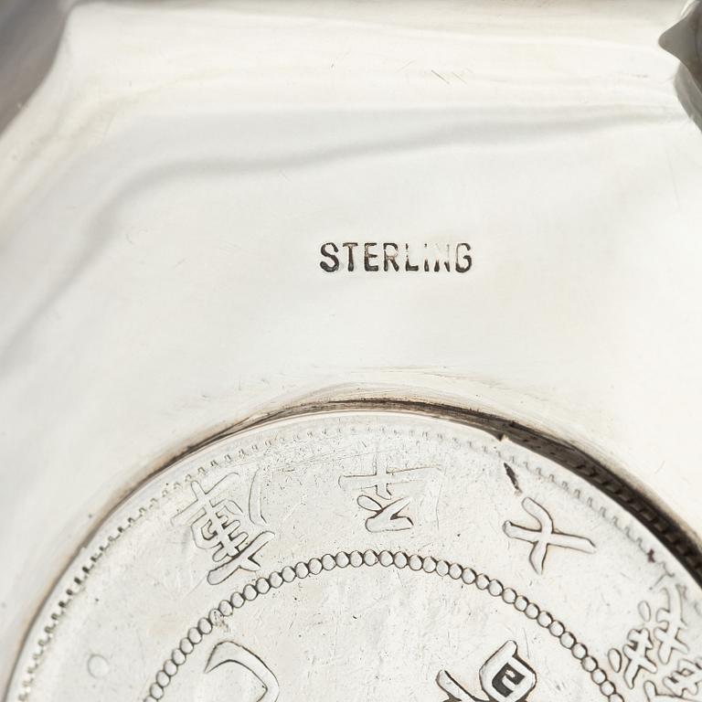 Coasters, två stycken, silver samt sedelklämma. Kina, tidigt 1900-tal.