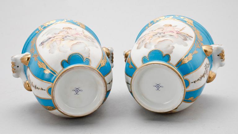 YTTERFODER, 1 par, porslin, Frankrike, 1900-tal.