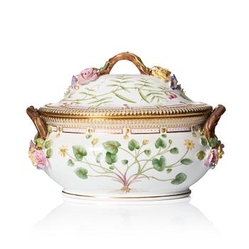 241. Terrin med lock, porslin. Royal Copenhagen, "Flora Danica", Danmark, omkring 1900.