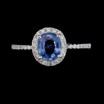 RING, 18K vitguld, diamanter tot ca 0.20 ct, blå safir ca 1.05 ct.