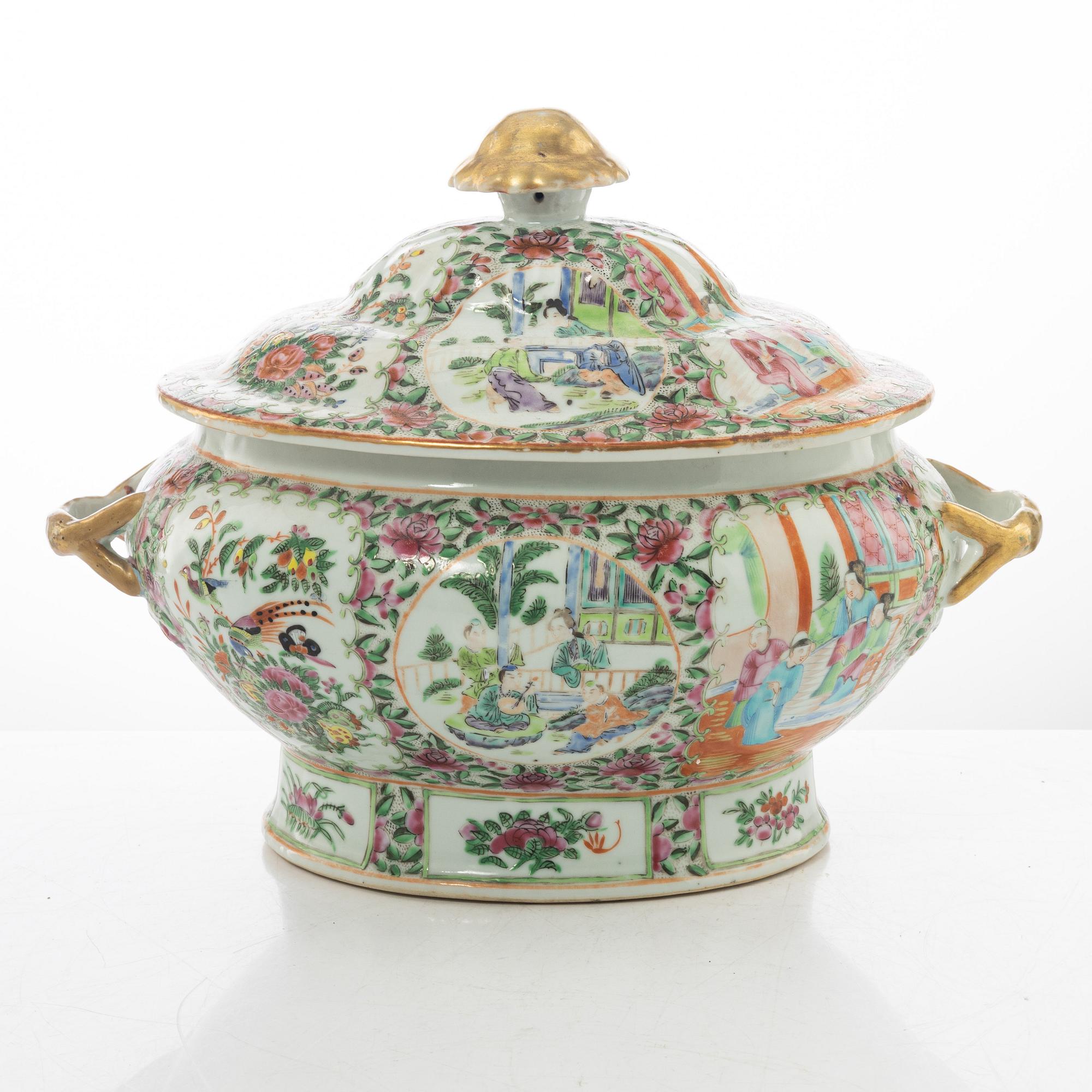 A large Chinese famille rose porcelain Canton tureen with cover, Qing dynasty, 19th century.