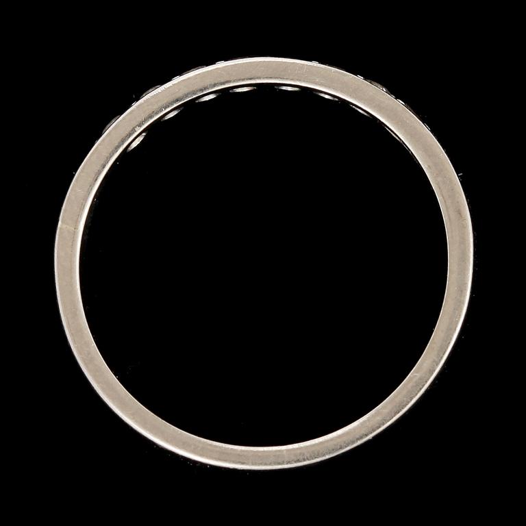 RING, 18k vitguld med 8 briljantslipade diamanter, tot ca 0,10 ct. Cesons Guldvaru AB, Göteborg 1968. Vikt 2,7.