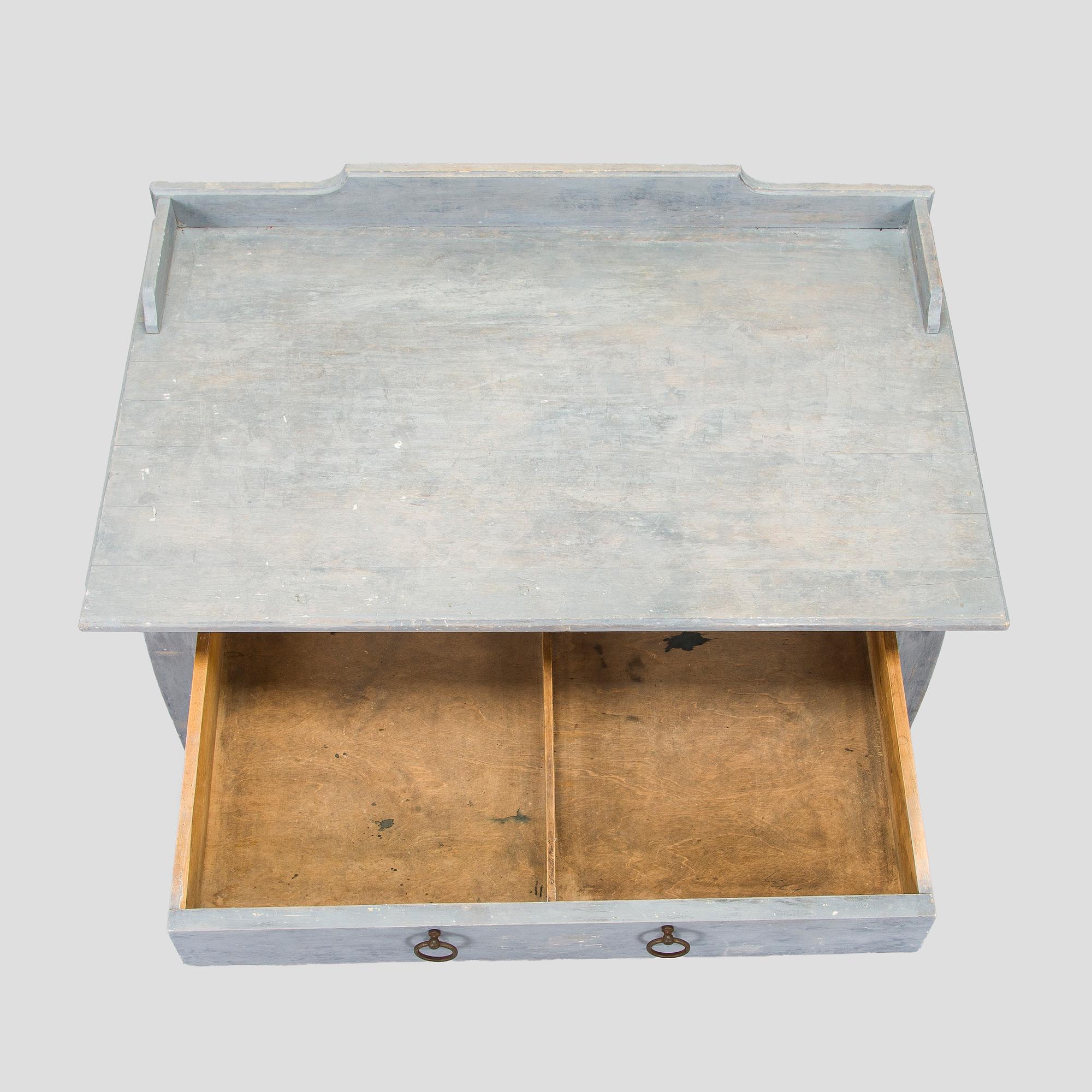 Desk.