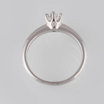RING, 18K vitguld med briljantslipad diamant 0.53 ct samt 2 briljantslipade diamanter 0.02 ct. Vikt 2.8 gram.