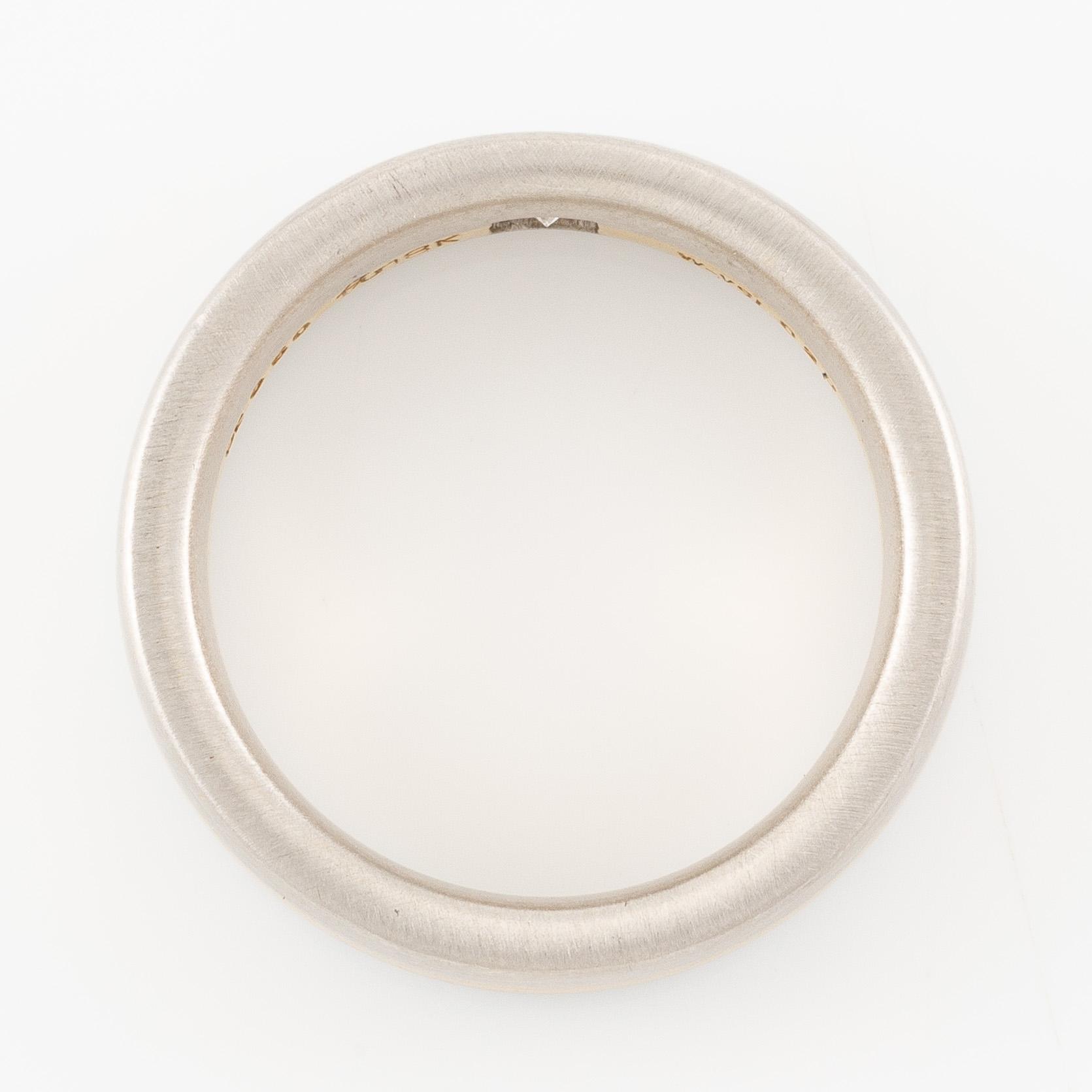 Ring in platinum and 18K gold set with a brilliant-cut diamond.