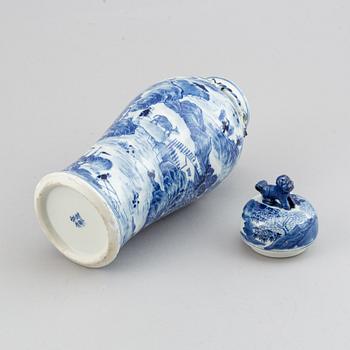 A blue and white vase with cover, Qing dynasty, Guangxu (1872-1908).