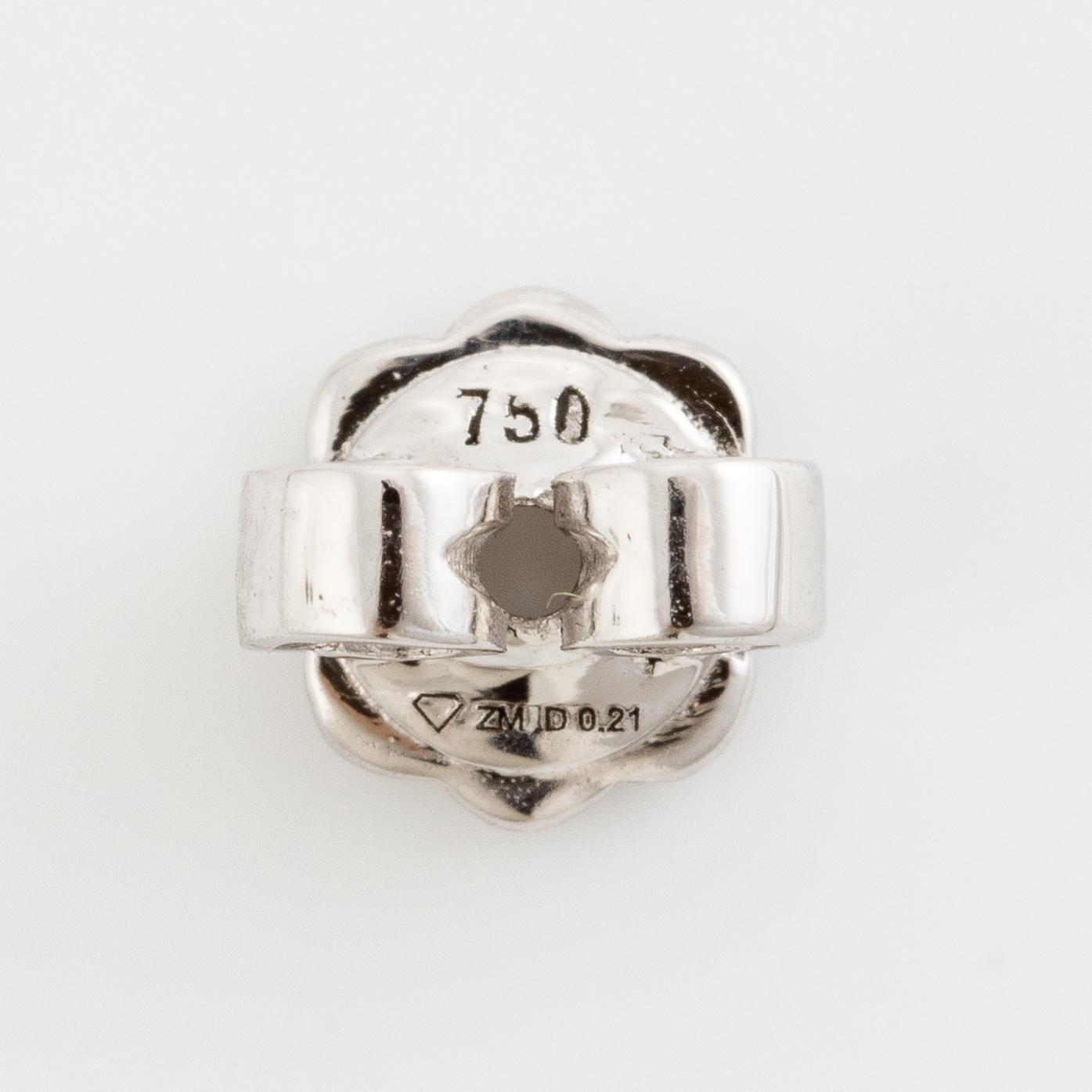 Earrings 18K white gold set with brilliant-cut diamonds accompanied by GIA dossier.