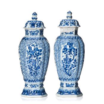 1322. Vaser med lock, ett par, porslin. Qingdynastin, Kangxi (1662-1722).