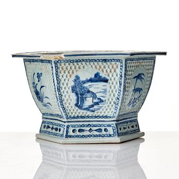 A blue and white flower pot, Qing dynasty, 19th Century.