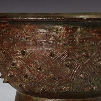 An archaic bronze food vessel, gui, presumably Western Zhou Dynasty (1040-256 BC).