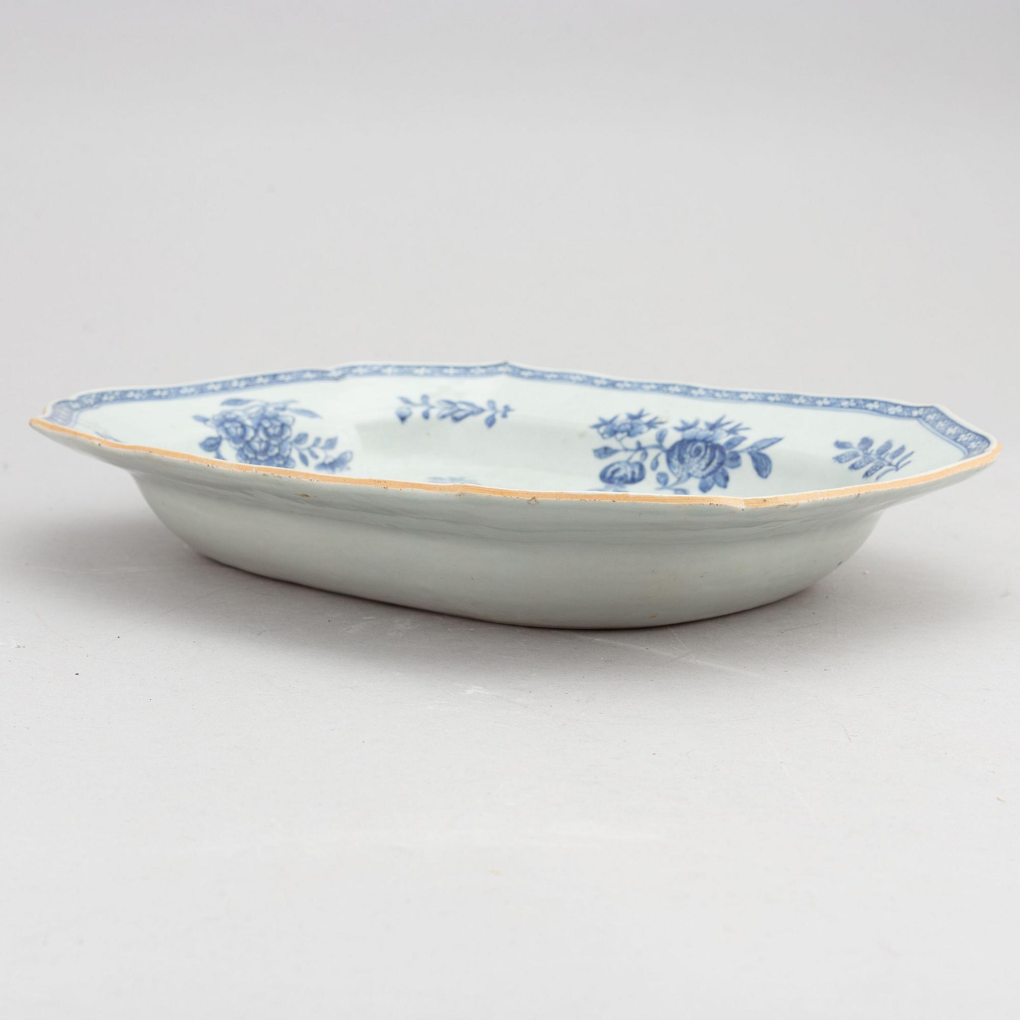 A Chinese blue and white terrine dish or tray, Qing dynasty, Qianlong (1736-1795).