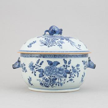 A blue and white tureen with cover, Qing dynasty, Qianlong (1736-95).