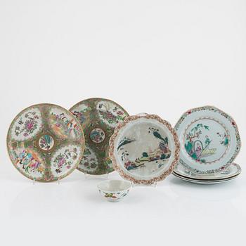 A set of eight Chinese porcelain pieces, 18th/19th Century.