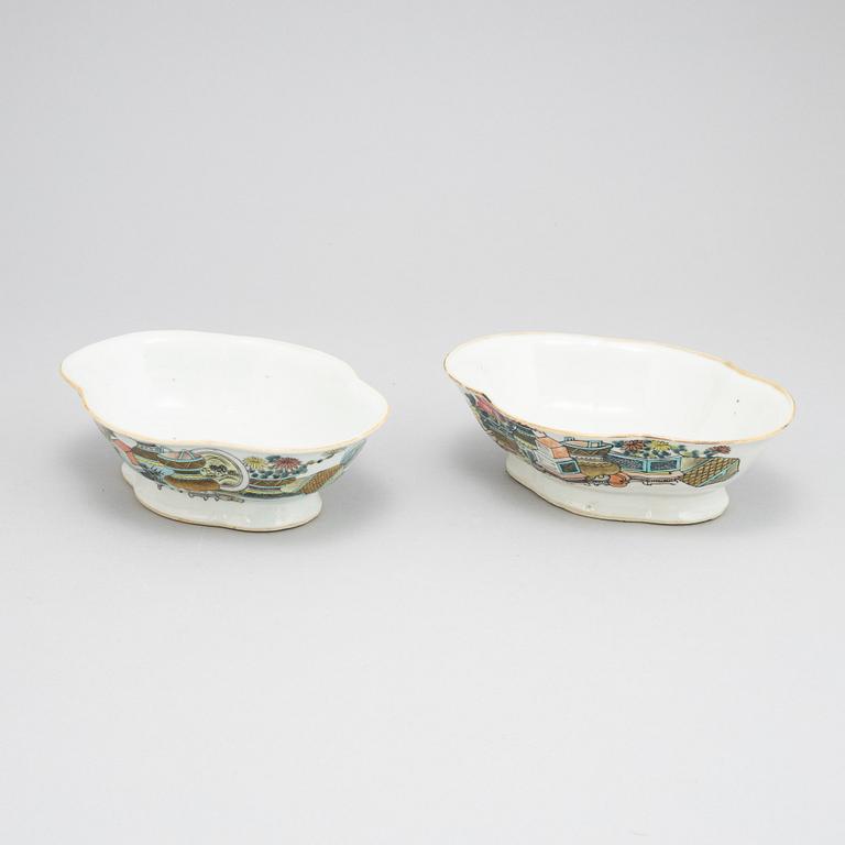 A pair of Chinese bowls, 20th Century.