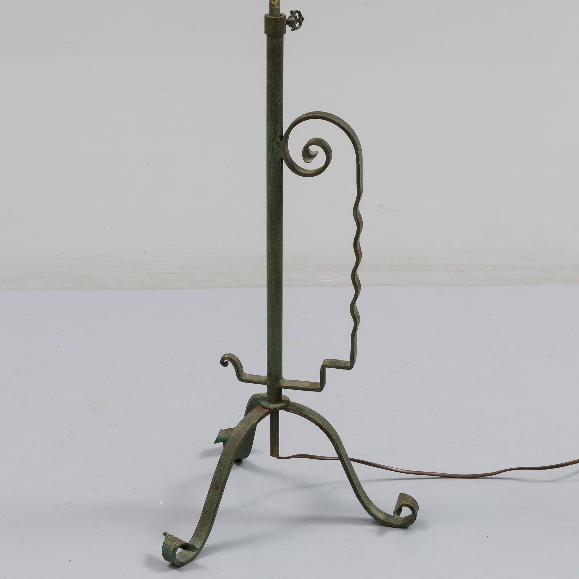 A mid 20th century floor lamp.