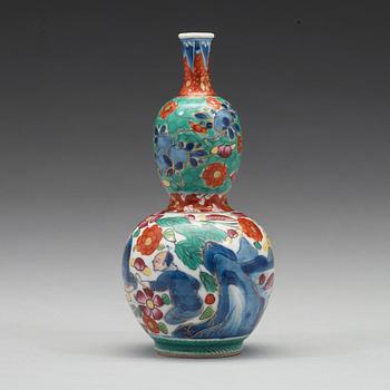 A blue and white 'Clobbered' vase, Qing dynasty, Kangxi (1662-1722).