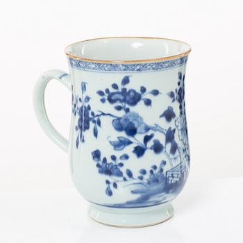 Krus, samt muggar två stycken, porslin. Qingdynastin, 1700-tal.