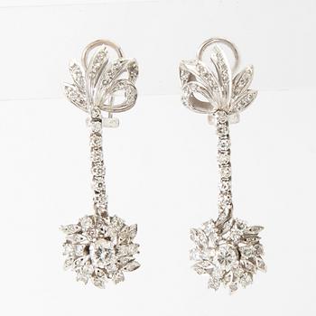 Earrings, a pair of 8K white gold with round brilliant-cut and single-cut diamonds.