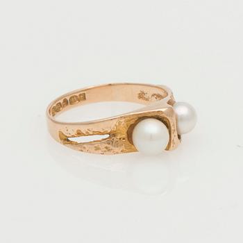 RING, "Viskning", Björn Weckström, Lapponia 1969. 14K guld, odlade pärlor.