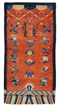 Matto, a pillar rug, an antique Chinese, late Qing dynasty, around 1900, ca 178-180,5 x 92-93,5 cm.