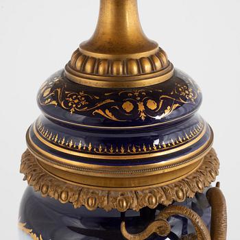 A porcelain table lamp, France, around 1900.