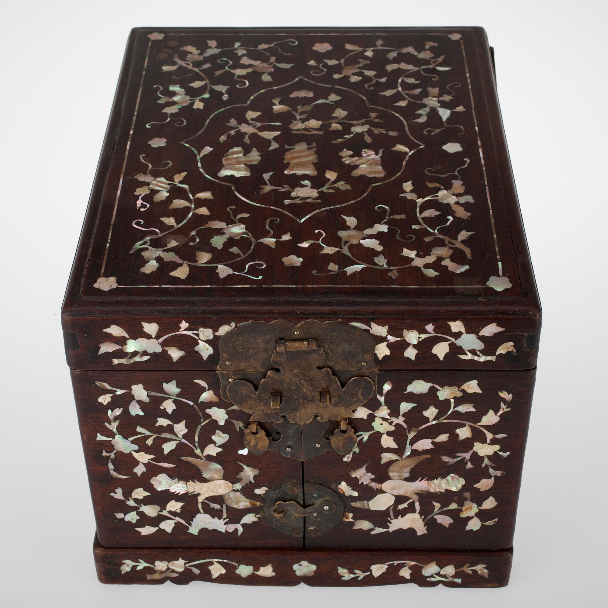 SKRIN, Kina, rosenträ med pärlemorinlägg, 1900-talets början.