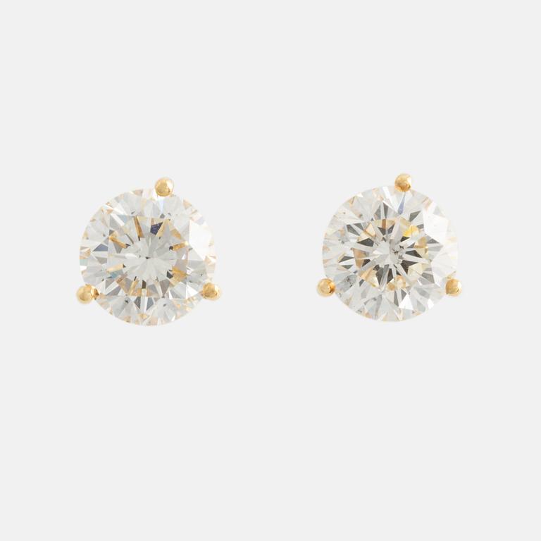 Earrings with brilliant-cut diamonds.