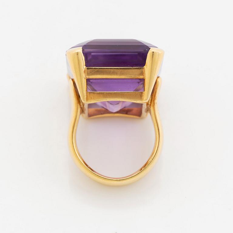 A Tina Karlsson ring in 18K gold set with a faceted amethyst.