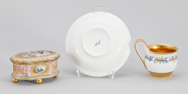 KOPP MED FAT SAMT DOSA, porslin, bl.a. Berlin, 1800/1900-tal.