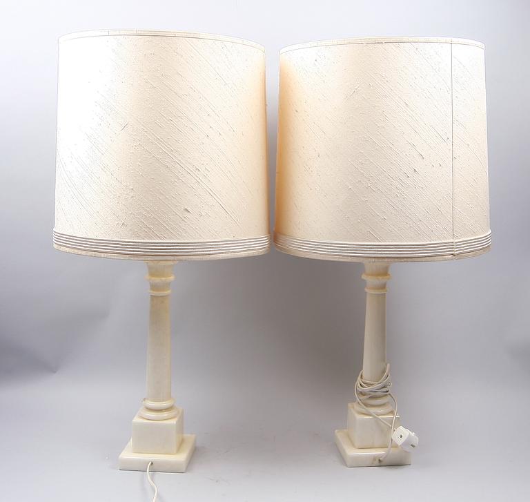 BORDSARMATURER, ett par, alabaster. 1900-talets slut.