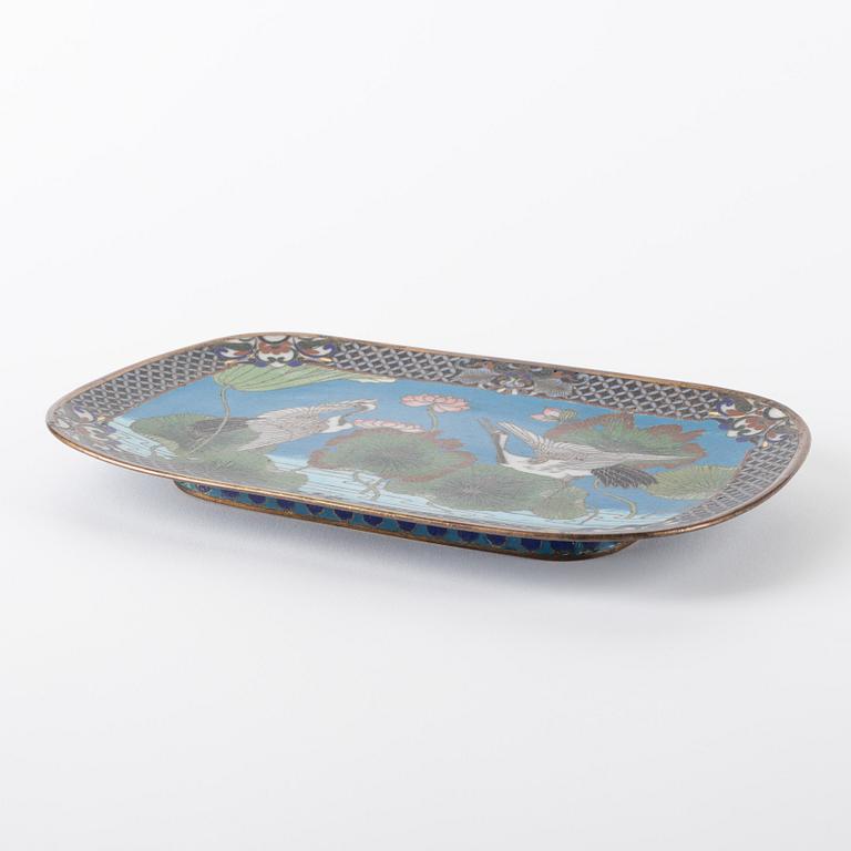 A Japanese cloisonné tray, Meiji period (1868-1912).