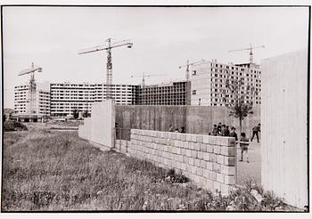 HENRI CARTIER-BRESSON, hopeagelatiinivedos, taiteilijan leima ja Magnum Photos Incorporated -leima a tergo.