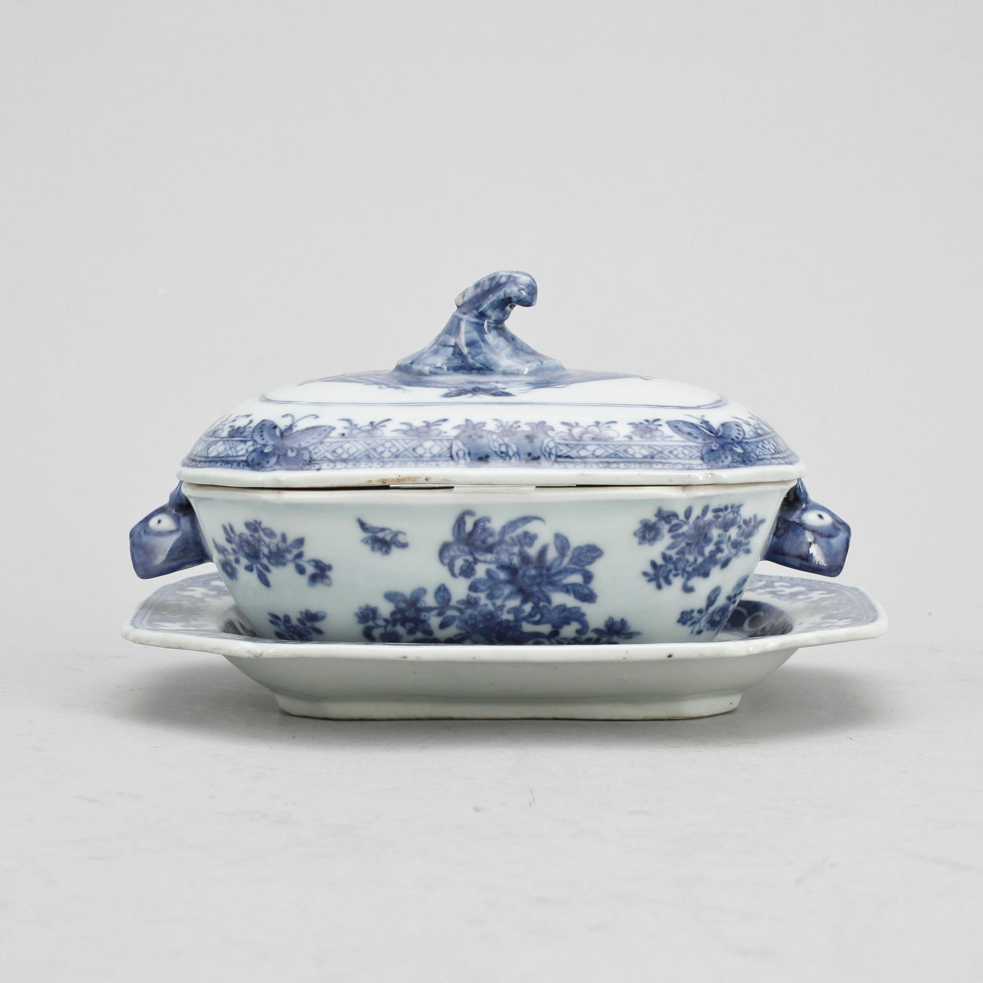 SMÖRTERRIN MED FAT, porslin, Kina, 1700-tal.