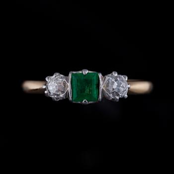 RING, 18K guld, diamanter, smaragd. Vikt ca 2,0 g.