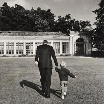 134. Lennart Nilsson, "Gustav VI Adolf och Kronprins Carl Gustaf, Orangeriet Ulriksdal, 1950".