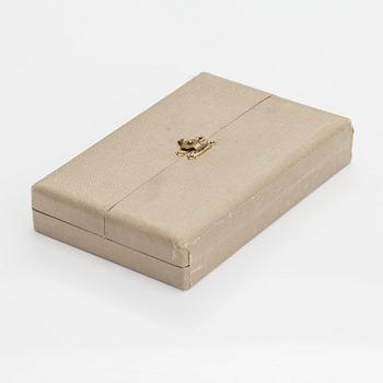 A Tillander, Helminauha, viljeltyjä akoyahelmiä, 18K valkokultaa, briljantteja n. 1.10 ct yht. Helsinki 1975.