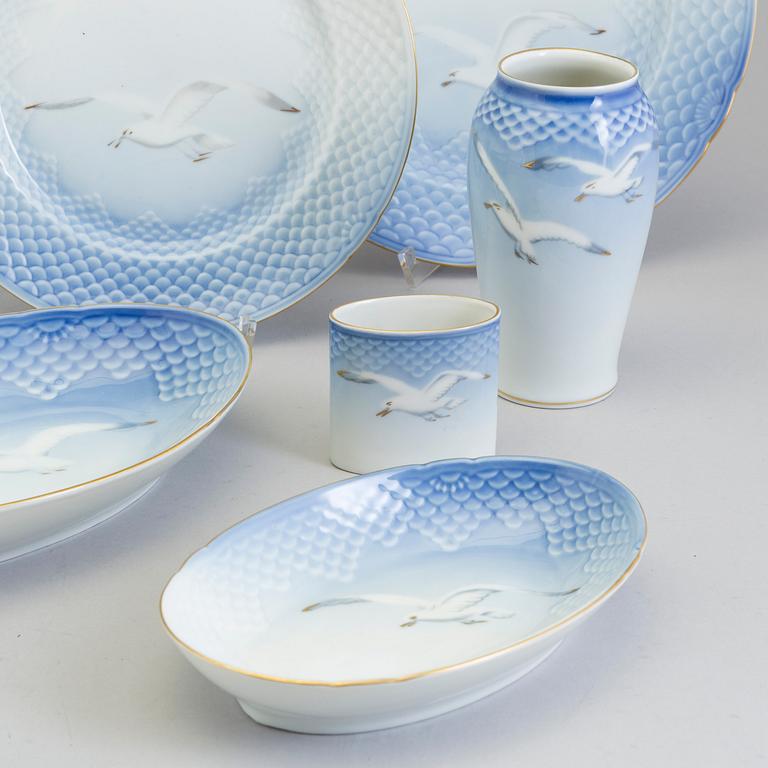 A set of 32 pcs "Seagull" porcelain dinner service Bing & Gröndahl, Copenhagen, Denmark.