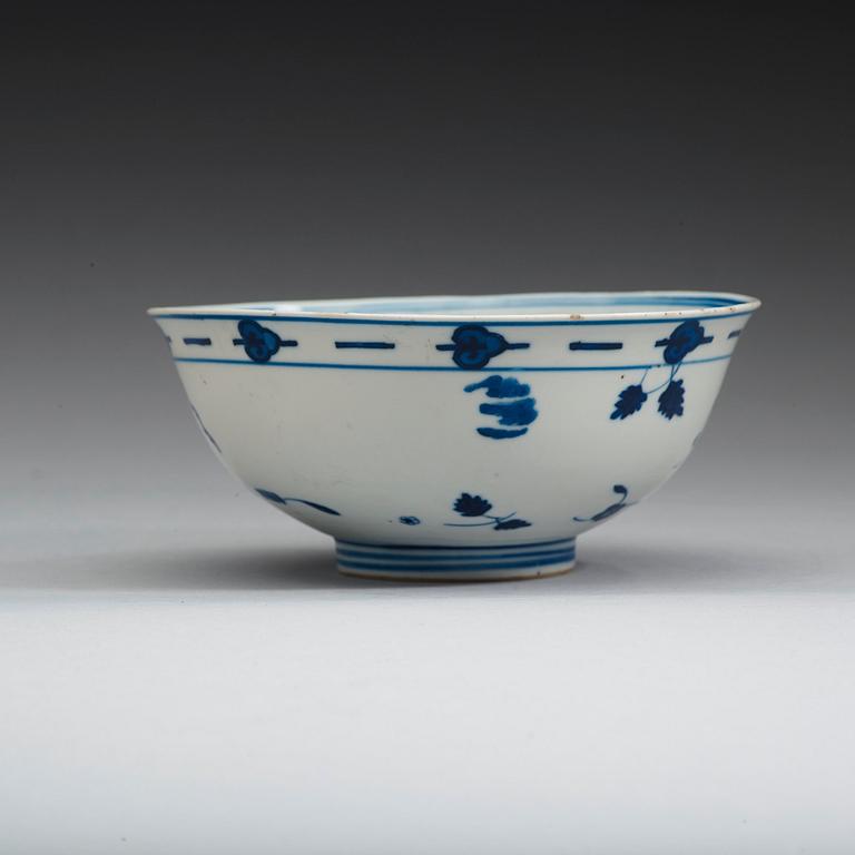 A blue and white bowl, Qing dynasty 19th century. Whit Kangxis six characters mark.