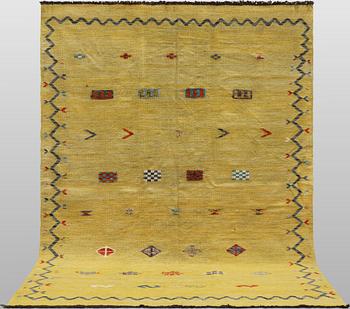 A Kelim carpet, 247 x 177 cm.