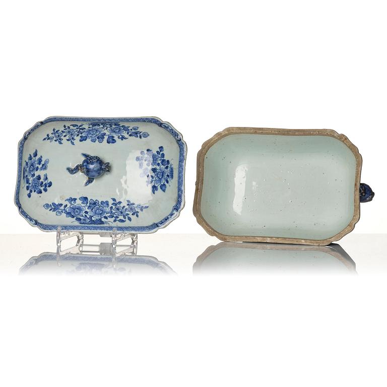 A blue and white dinner service, Qing dynasty, Qianlong (1736-95).  (45 pieces).